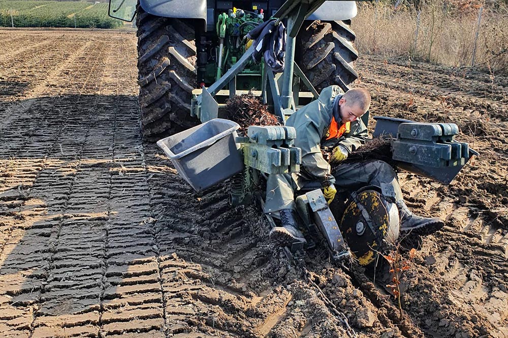 Pflanzarbeiten mit Pflanzmaschine in der Landschaftspflege