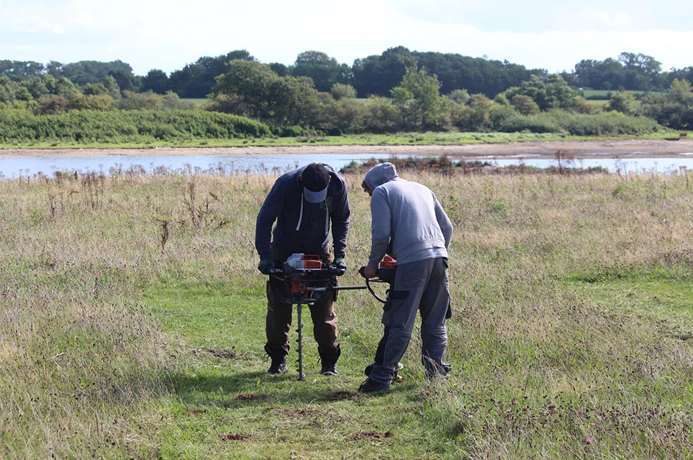 Pflanzarbeiten Landschaftspflege - Bohren von Pflanzlöchern