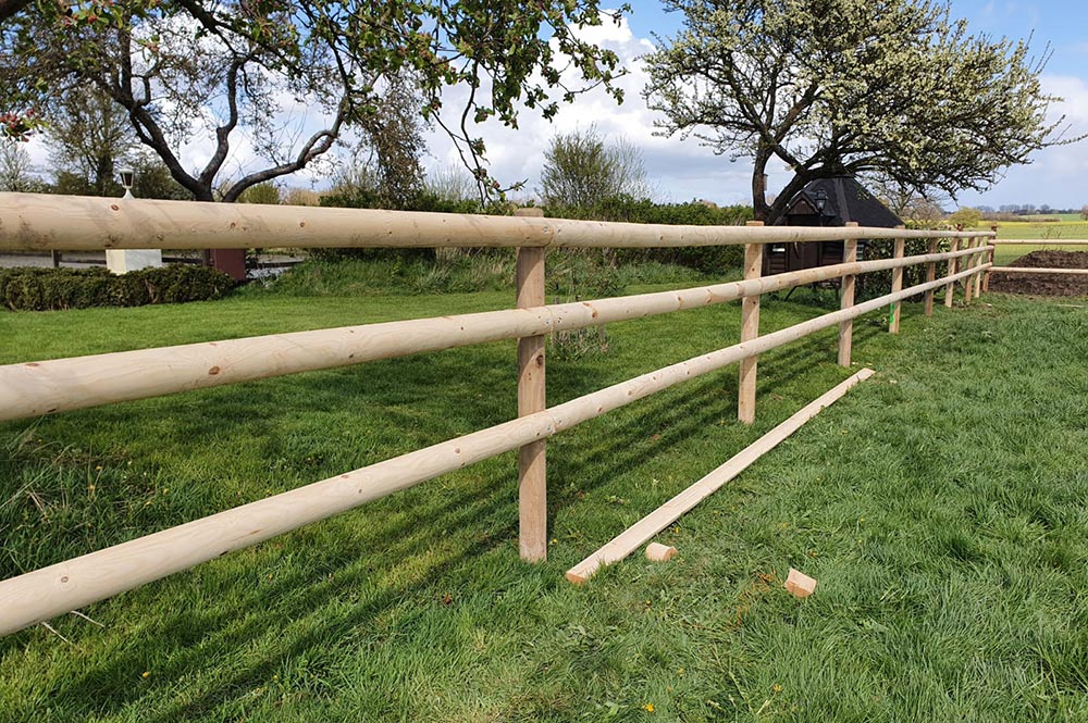 Weidezaun für Pferde - Zaunbau mit Eichenpfählen