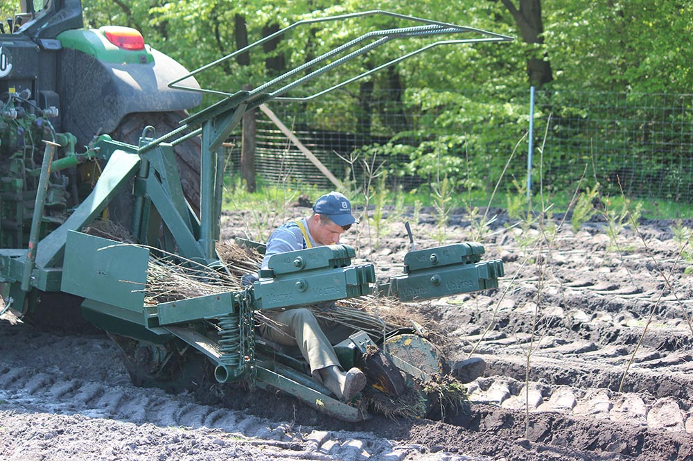 Landschaftspflege - Schlepper mit Pflanzmaschine