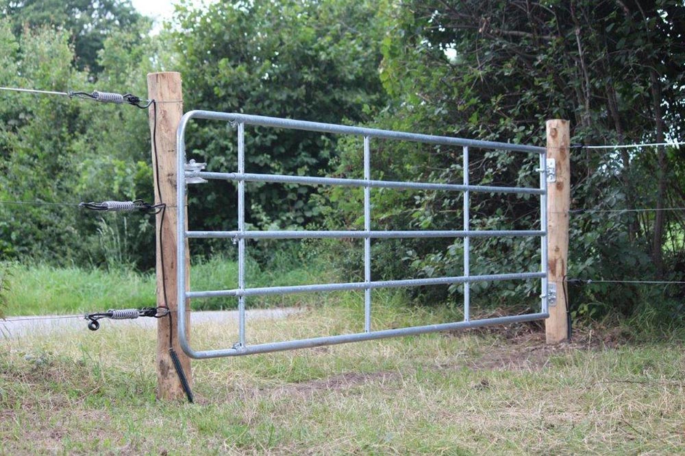 Zaunbau - Weidetor mit Stromunterführung