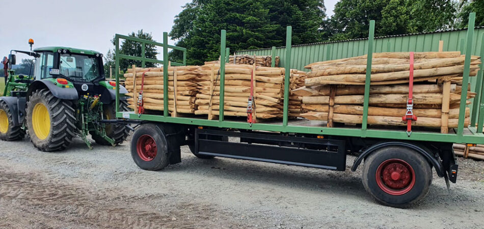 Weidezaun-Bau - Transport von Robinienpfählen